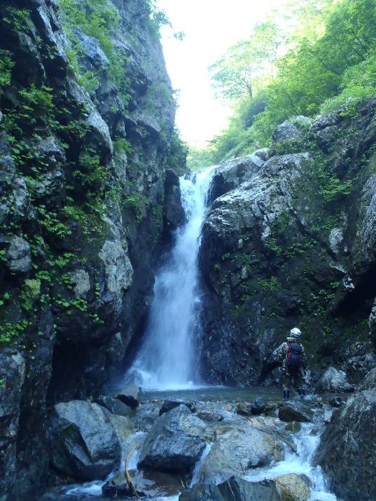 _左岸から草付トラバースで巻いた滝