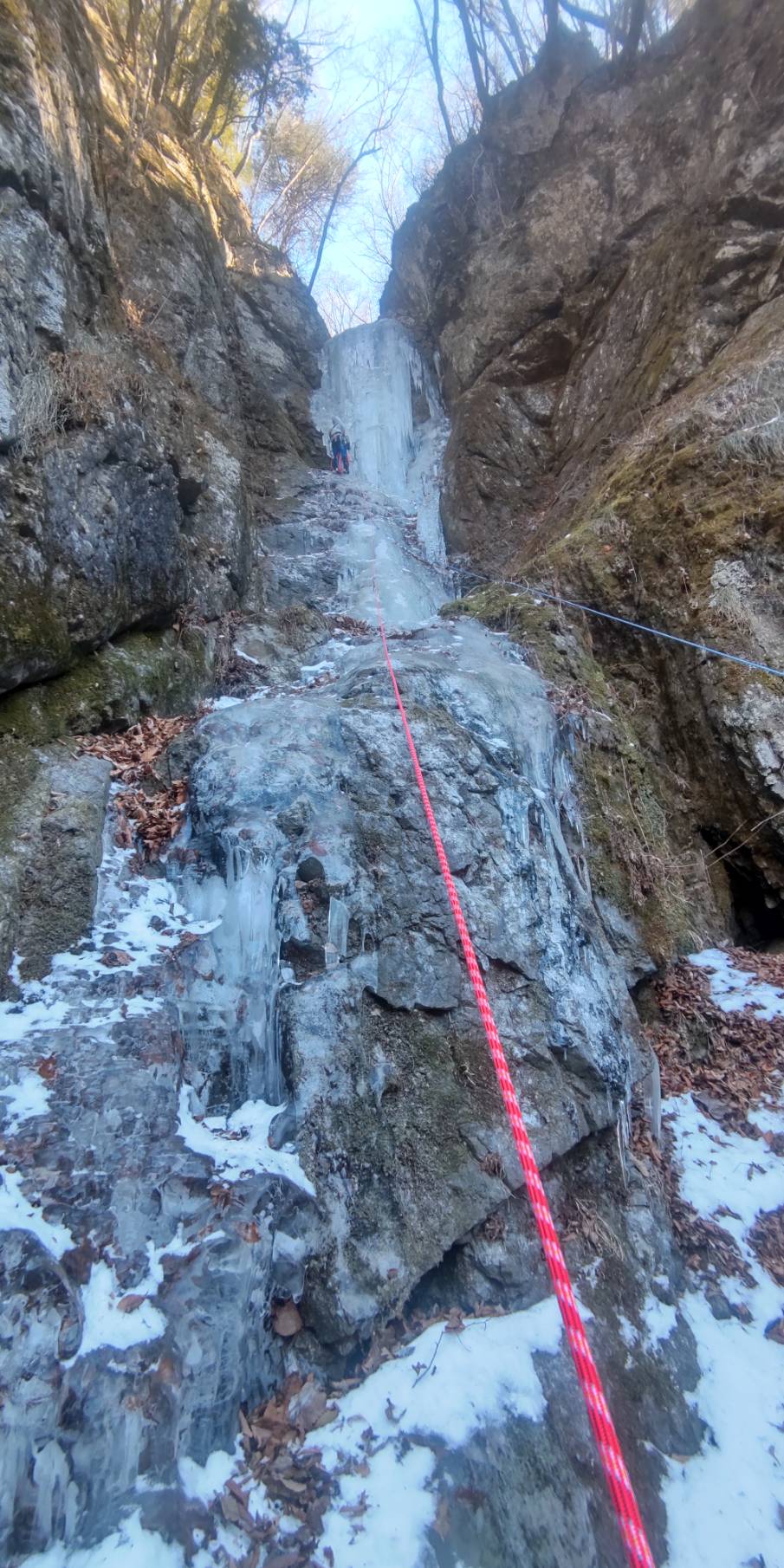 F2〜F4途中までまとめて登ってビレイする重冨